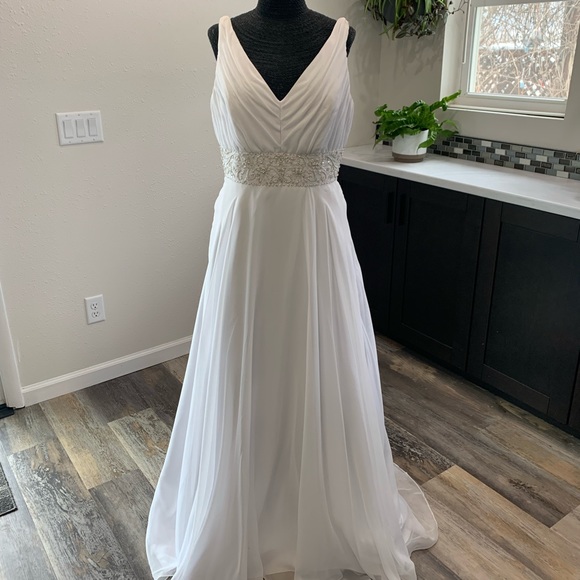 🚫SOLD🚫V-neck flowing boho White wedding gown sz 8 - Picture 1 of 9